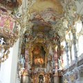 宛如夢幻境界般的華麗天堂，不再是高高在上的權威感與距離感，威斯教堂成為細緻而親切的建築設計，被譽為18世紀德國宗教建築中最頂級的建築傑作。
