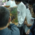 渣哥老師正在學習油畫，現在看著阿彬老師示範呢!