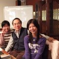 照片中的男性，就是鼎鼎大名的陳芳明教授。這一天老師請大家到明星咖啡屋，下午茶。超棒的耶