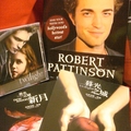 I have a huge crush on Twilight lately，these are evidence.原著和soundtrack是一定要的，後面那本Robert Pattinson專書，是我拜託「大叔」在美國幫我買的。babykon／攝影
