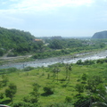 從我住的飯店往外看，就是知本溪，當時溪水見底，但景色很美。