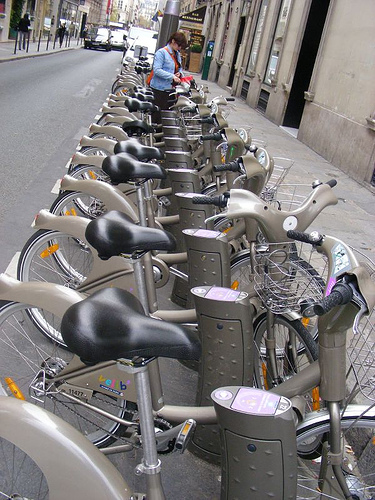 初訪巴黎，處處新鮮，但觸動大腦的第一個畫面，卻是這幅看似高科技，卻配在一排人力腳踏車上的景象