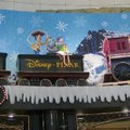 位於青衣「青衣城」的佈置，於入口處，二樓高的城門上，設置這漂亮的聖誕火車，載的不是禮物，而是迪士尼卡通「反斗奇兵」的“巴斯光年”和“木迪”，及車尾的“三眼仔”！