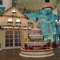 位於青衣「青衣城」的佈置，戴著聖誕帽的怪獸，有兩層商場咁高，好高大架！