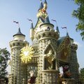 迪士尼城堡花車，載著米奇、米尼等主角，不其然向他們揮手。