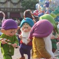 白雪公主的朋友─小矮人拿著士的跳舞，配上後方的氫氣球，很童話啊！