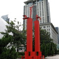 這個紅色的藝術品，座落在太空館側及半島酒店前方。