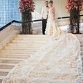Kelly Chan 的婚紗由香港著名時裝設計及美指奚仲文設計，價值六位數字，裙長10米，頭紗18米，白色婚紗上有999朵白色牡丹，是用全人手做的，相當別出心裁。