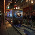 懐舊火車在夜間配上燈色，突顯新時代中的舊風情。