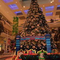 巨型聖誕樹座落「愉景新城」，連火車頭也來趁熱鬧！