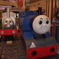  Stanley鬆上銀色新衣，與好友Thomas在一起！
