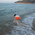 夏日海邊風情 -  衝浪的小女孩