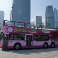 車觀光巴士與香港建築物(側面)