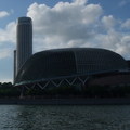 外觀像榴槤的The Esplanade濱海藝術中心，內裡展出藝術品外，還會安排小台舞台表演，讓遊客感受新加坡現代文化氣息。