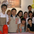 「青創貸款如臨門一腳，幫助開業」，長堤101店長陳麟光在9國26名學子圍繞下展示茶藝。