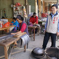 探訪高雄那瑪夏鄉民族、民權及民生村村婦，她們正聚精會神編織竹籃。