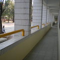 在騎廊中段的出口，即為朱伯伯當年賣麵的所在。圖左上方的校園原為三年級的教室，久已拆除。