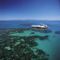 世界上有一個最大最長的珊瑚礁群，它就是有名的大堡礁。它縱貫蜿蜒於澳洲的東海岸，全長2011公里，最寬處161公里。南端最遠離海岸241公里，北端離海岸僅16公里。在落潮時，部分的珊瑚礁露出水面形成珊瑚島。