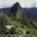 20世紀初，人們傳說在秘魯安第斯山脈的崇山峻嶺中有一座神秘的古城。西班牙人在長達300年的殖民統治期間對它一無所知，秘魯獨立後100年間也無人涉足。400多年的時光，只有翱翔的山鷹一睹古城的雄姿——它，就是今天的馬丘比丘印加遺址。