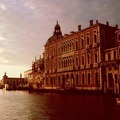 水是威尼斯城靈魂，蜿蜒的河道、流動的清波，水光斂艷，賦於水城不朽和靈秀之氣，晨光暮色中，城光水色相得益彰，更加莊嚴肅穆，詩情畫意。懂得欣賞威尼斯水城之美的人，應是在月夜裡，招手叫一支「貢多拉」 ，沿著運河曲折的水道.