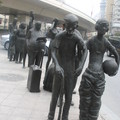 上海市延安西路與南京西路口的人物雕像,就好像是躋身社會中形形色色的社會人,因為所在位置接近上海戲劇學院,不知是否是學院學生們的創作品.