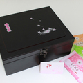 這是我們入圍「新竹縣十大伴手禮」30強之禮盒系列，外盒係咖啡紅精緻木盒，
為本茶坊之限量典藏版禮盒，即將正式推出！