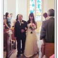 新娘由父親帶進禮堂