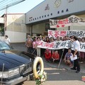 王老先生出殯，民眾在路旁拉白布條抗議。蔡智銘攝