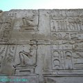 圖為古埃及女人生產時之情況, 為生產之神