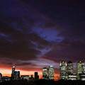 這張圖片拍攝自倫敦市的金絲雀碼頭(CanaryWharf)，金黃色的夕陽陽光，映襯着城市的燈火通明，體現了都市發展和自然和諧融爲一體的英國城市深秋圖案。