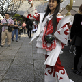 會場中一名打扮成漫畫版女神“弁財天”的美少女，帶領著民眾參觀大大小小販賣動漫相關產品的攤位。