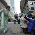 紐約舉行09梅西感恩節大遊行 11月26日，2009梅西（Macy's)感恩節花車與氣球大遊行在紐約曼哈頓舉行。梅西感恩節大遊行始於1924年，是全美最盛大的感恩節慶典，每年都會吸引數百萬人沿途觀看。 
