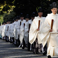 圖為12月31日，日本東京僧人走在去祭祀的路上。每年日本都要在新年來臨之際舉行祈福儀式。

