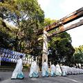 圖為12月31日，日本東京僧人走在去祭祀的路上。每年日本都要在新年來臨之際舉行祈福儀式。

