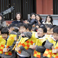 2月3日，日本首都東京，幼兒園小朋友們在“節分”的撒豆驅邪儀式上投擲大豆。按照日本傳統，在立春前的“節分”這一天，人們將炒熟的大豆供奉完神靈後就撒出去，意為驅鬼避邪，保祐一年無病無災。
