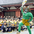 2月3日，日本首都東京，幼兒園小朋友們在“節分”的撒豆驅邪儀式上投擲大豆。按照日本傳統，在立春前的“節分”這一天，人們將炒熟的大豆供奉完神靈後就撒出去，意為驅鬼避邪，保祐一年無病無災。
