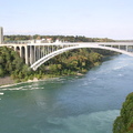 一條橋通往加拿大與美國