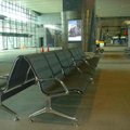 到了車站大廳，映入眼簾的是：明亮寬敞的空間、舒適的椅子，宛如機場的大廳。