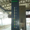 上來月台了！！1A月台。標示著目前高鐵共有八個站：台北—板橋—桃園—新竹—台中—嘉義—台南—左營。