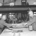 中華民國陸軍一級上將何應欽(左)接受日軍小林淺三中將(右)降書