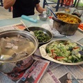 蔬菜薑黃牛肉炒飯+青菜兩盤+四破魚豆腐湯+木瓜+西瓜＋啤酒
