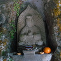 錐麓大斷崖段隧道內的地藏王菩薩石雕法相/獻上一顆年柑，祈求賜福大家旅途平安。/神像左側的植物，從照片看來，應該是鐵線蕨。匆匆經過，竟然沒有發現。