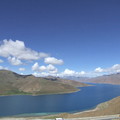 　羊卓雍湖是西藏三大聖湖之一，在藏人心目當中被看做是神女散落的綠松石耳墜，她有三個姐妹：空母措、沉措、巴久措；四姐妹在巨大的湖盆中，手足相連，共同組成了讓我們肉眼看不到邊界的聖湖。