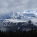 　雲霧中的羅伯森山（Mount Robson）--加拿大落磯山脈最高峰