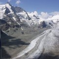 　左上方三角形山峰為奧地利第一高峰大葛洛克納山（大鐘山）GrossGlockner，海拔3,797公尺，中為帕斯特（Pasterz）冰河。