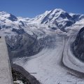 　瑞士名山馬特洪峰景觀台附近之雪山與冰河，左側為瑞士第一高峰羅莎峰（4634M）〔阿爾卑斯第二高峰〕，中為高納冰河，冰河右側為力斯卡姆峰（4527M）。