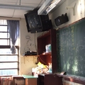 　教室角落裡過去以每間教室十萬元設置之所謂多媒體教學電視〔宋楚瑜任省席時，現早已成為廢棄物；所幸本校只裝了一個年級〕。