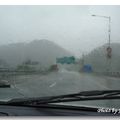 狂風暴雨中的高速公路