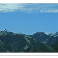 大霸尖山 , 中間偏右且山頂平坦的是 : 巴紗拉雲山 , 再右側一點尖尖山頭為 : 品田山
