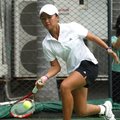 格蘭盃青少年網球排名賽14歲女子組第6種子王亭雅正拍低手強抽深遠取得晉級。